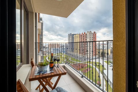 Property building, Patio, Day, View (from property/room), Balcony/Terrace, Seating area, Dining area, City view