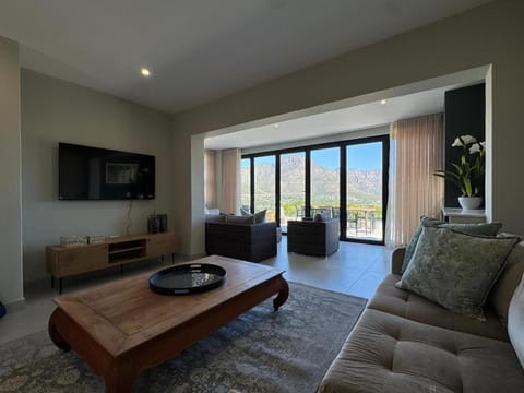 TV and multimedia, Living room, Seating area, Evening entertainment