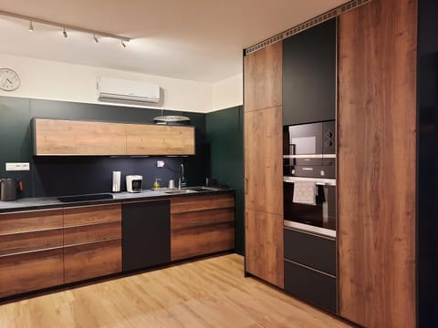 Coffee/tea facilities, Kitchen or kitchenette, dishwasher, microwave, oven, stove, toaster, air conditioner, air conditioner