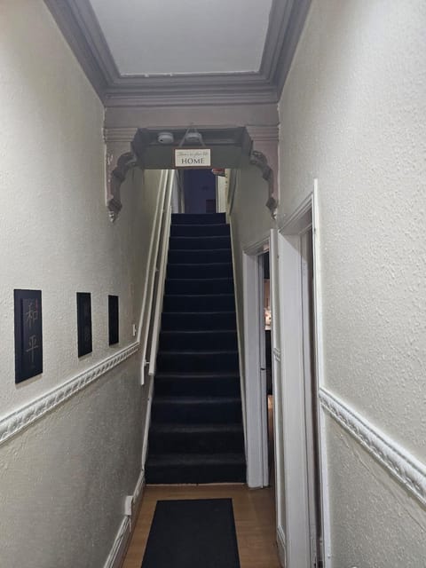 GO BIG ! Entire cozy House for max 8 people near city center House in Manchester