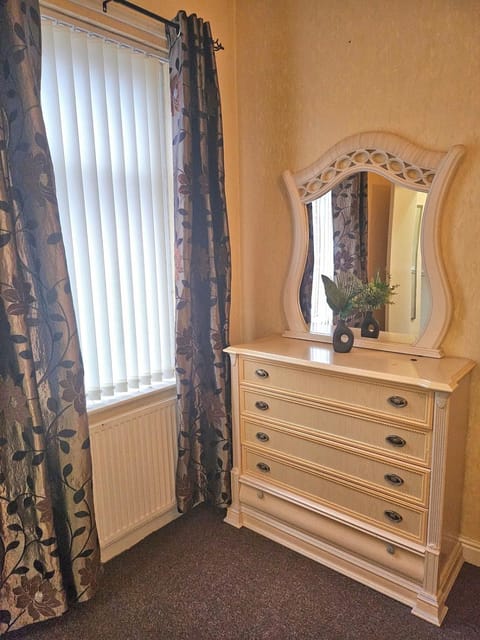 GO BIG ! Entire cozy House for max 8 people near city center House in Manchester