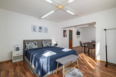 Bed, Photo of the whole room, Seating area, Bedroom