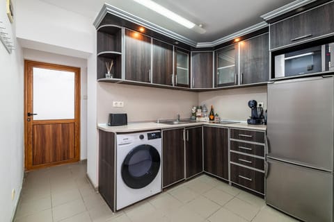 Coffee/tea facilities, Kitchen or kitchenette, oven, toaster, washing machine