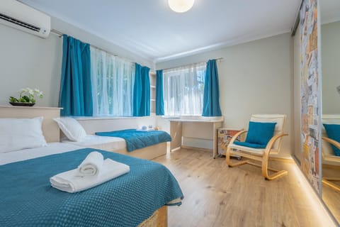 Bed, Photo of the whole room, Seating area, Bedroom
