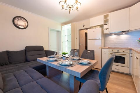 Seating area, Dining area, oven, stove