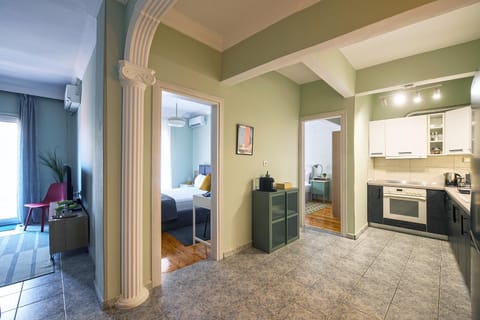 Kitchen or kitchenette, Living room, Seating area, Dining area, stove