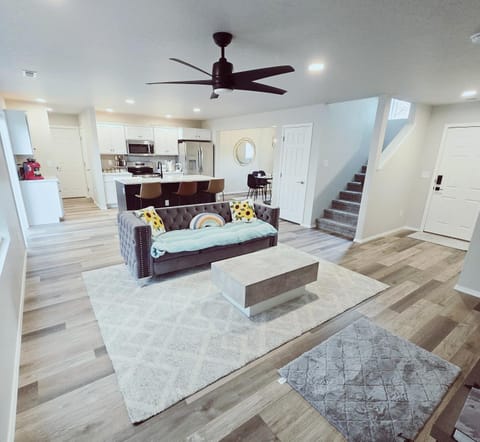 Kitchen or kitchenette, Living room, Seating area, Dining area, Family, minibar