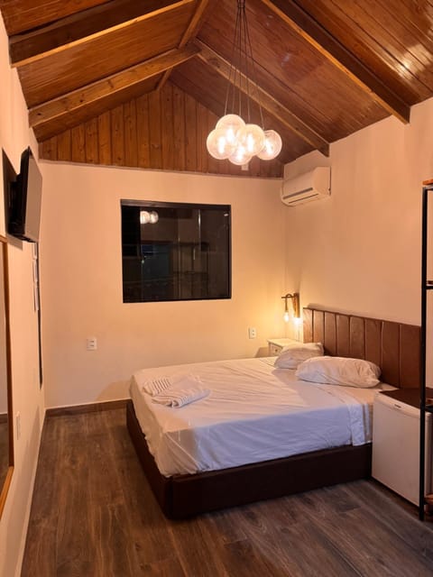 Bed, TV and multimedia, Photo of the whole room
