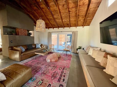 Communal lounge/ TV room, TV and multimedia, Living room, Seating area
