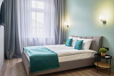 Bed, TV and multimedia, Photo of the whole room, Decorative detail, Bedroom, City view