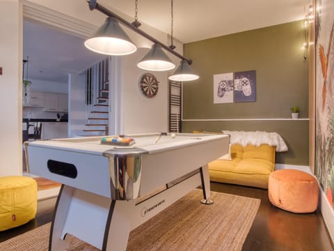 Billiard, Game Room, Seating area, Evening entertainment