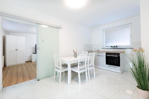 Kitchen or kitchenette, Dining area, oven, stove