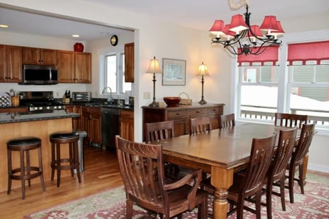 Kitchen or kitchenette, Dining area