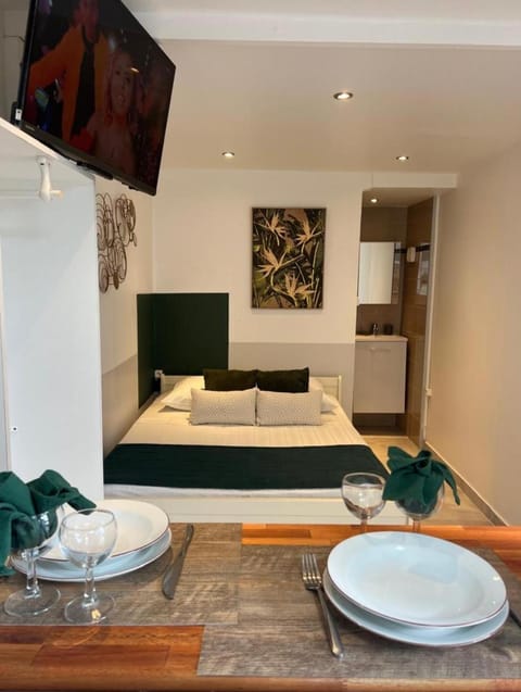Bed, TV and multimedia, Photo of the whole room