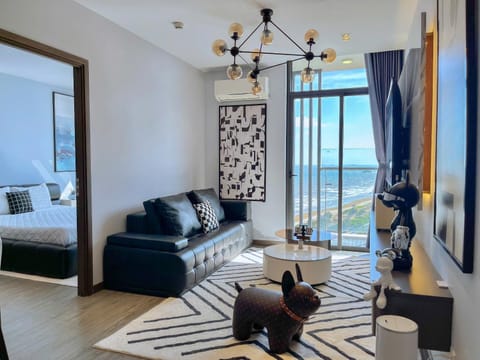 Bed, Natural landscape, TV and multimedia, Living room, Photo of the whole room, Seating area, Bedroom, Sea view