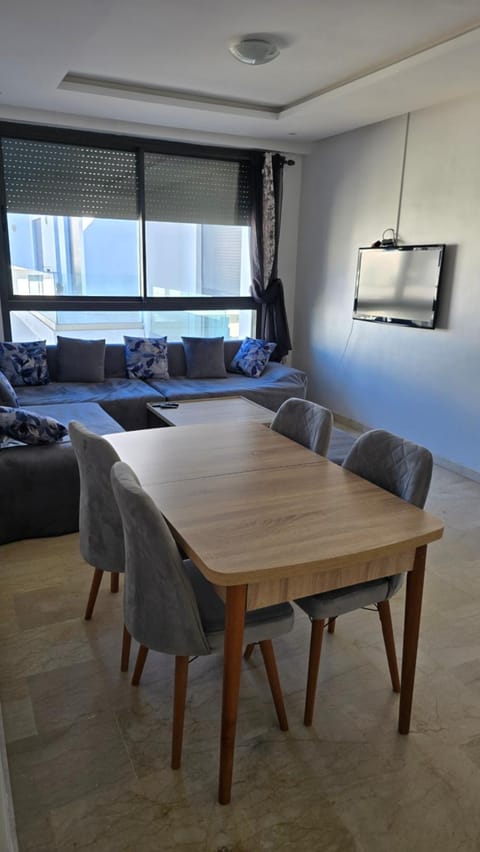 TV and multimedia, Living room, Seating area, air conditioner