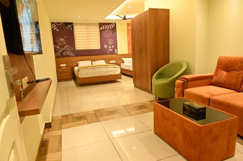 Bed, TV and multimedia, Photo of the whole room, Seating area, Bedroom, Quiet street view, wardrobe