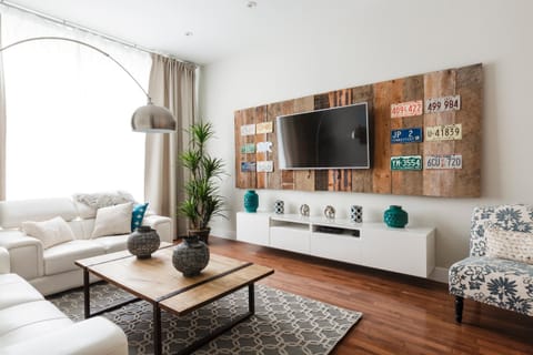 TV and multimedia, Living room, Decorative detail, Seating area, group of guests, Family