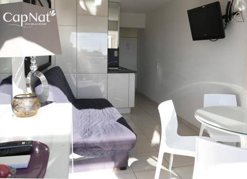 TV and multimedia, Kitchen or kitchenette, Living room, Photo of the whole room, Dining area