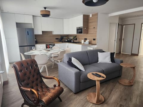 Kitchen or kitchenette, Seating area, Dining area