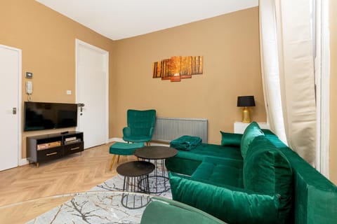 Communal lounge/ TV room, TV and multimedia, Living room, Seating area, Evening entertainment