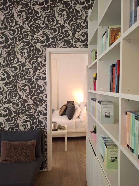 Library, Living room, Photo of the whole room, Seating area