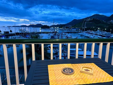 Flat Bijoux FRENTE MAR no Shopping Piratas , com estacionamento Apartment in Angra dos Reis