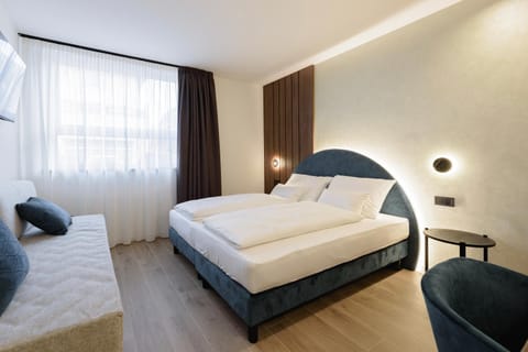 Bed, Living room, Photo of the whole room, Seating area, Bedroom