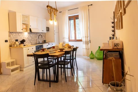 Coffee/tea facilities, Kitchen or kitchenette, Seating area, Dining area