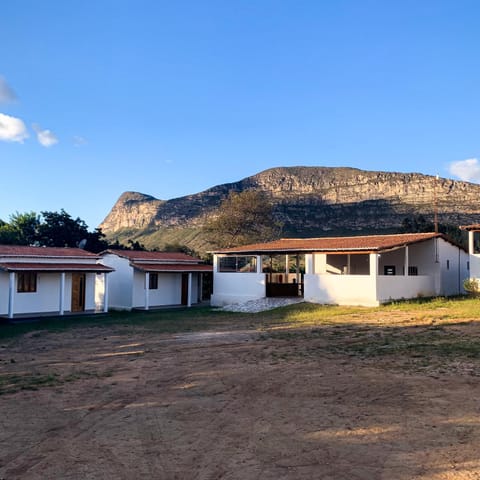 Property building, Facade/entrance, Day, Natural landscape, Mountain view, Parking, pet friendly, pet friendly