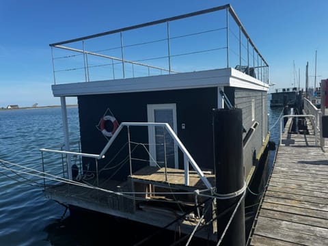 Hausboot Koje INE Huus & Meer Docked boat in Heiligenhafen