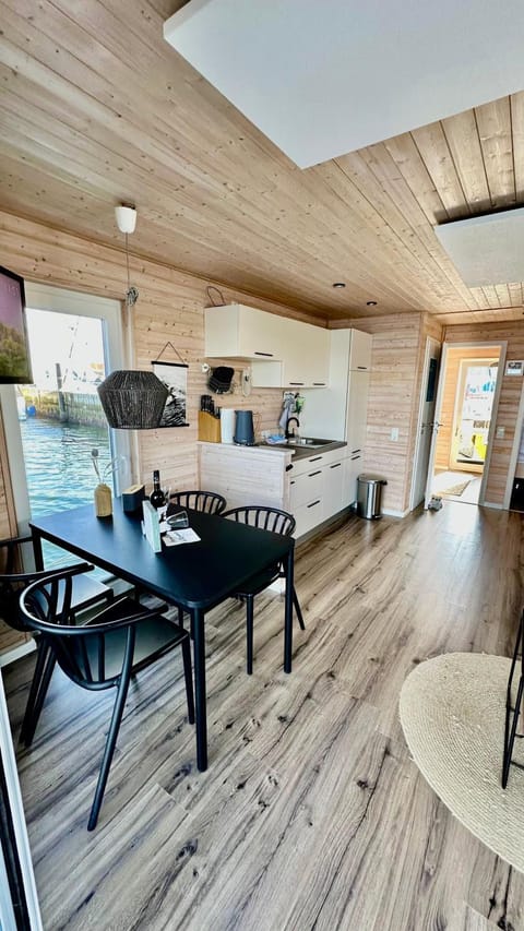 Hausboot Koje INE Huus & Meer Docked boat in Heiligenhafen