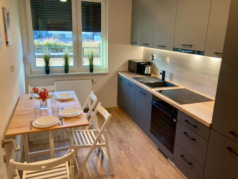 Coffee/tea facilities, Kitchen or kitchenette, Dining area, stove