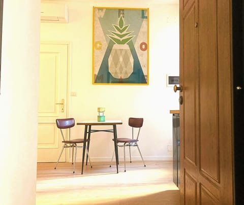 Living room, Seating area, Dining area, air conditioner