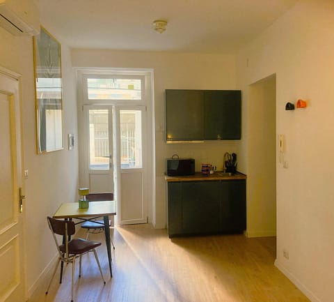 Kitchen or kitchenette, Dining area