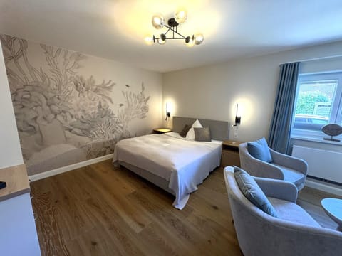 Bed, Photo of the whole room, Seating area