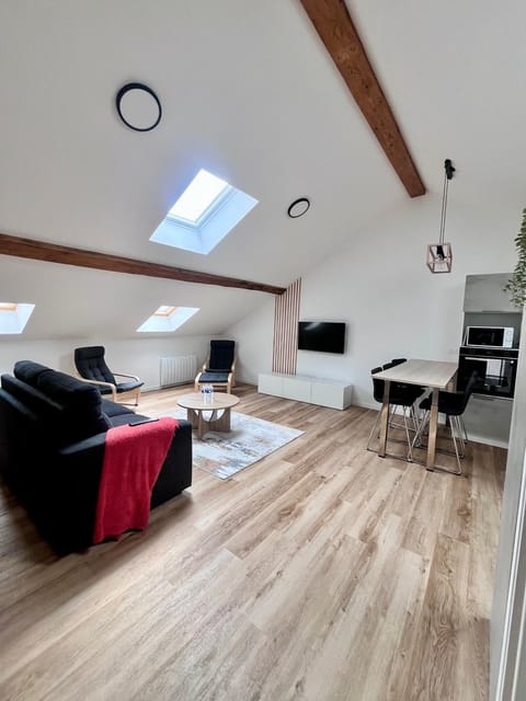 TV and multimedia, Living room, Seating area, Dining area