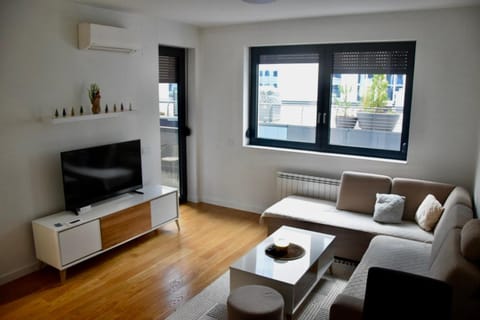 Communal lounge/ TV room, TV and multimedia, Living room, Seating area, Evening entertainment, air conditioner