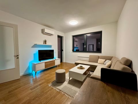 Communal lounge/ TV room, TV and multimedia, Living room, Seating area, Evening entertainment, air conditioner