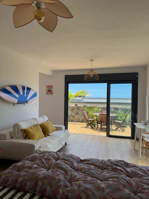 Bed, Natural landscape, Living room, Photo of the whole room, Seating area, Dining area, Sea view