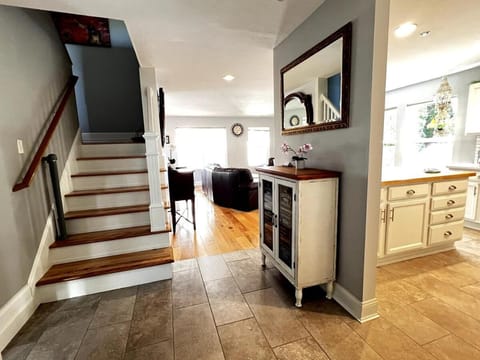 Hoffman Hill Flat House in Puget Sound