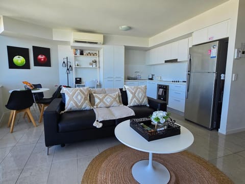 TV and multimedia, Seating area, Dining area, air conditioner