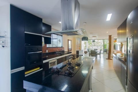 Refúgio da ilha: 6 suítes, piscina e churrasqueira House in Rio de Janeiro