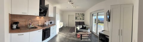 TV and multimedia, Coffee/tea facilities, Kitchen or kitchenette, Photo of the whole room, Dining area, dishwasher, oven, stove, toaster