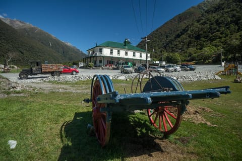 Nearby landmark, Natural landscape, Garden view