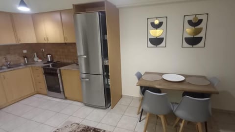 Kitchen or kitchenette, Dining area, oven, stove