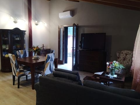 Communal lounge/ TV room, TV and multimedia, Living room, Seating area, Dining area