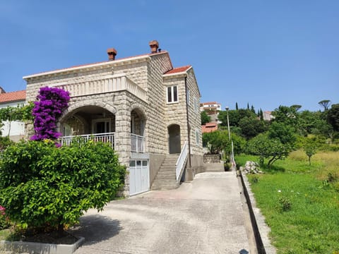 Property building, Facade/entrance, Balcony/Terrace, Parking