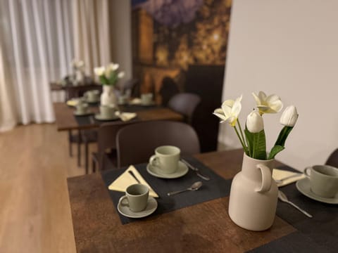 Coffee/tea facilities, Living room, Seating area, Breakfast