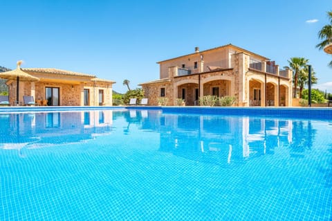 Property building, Day, Pool view, Swimming pool, sunbed
